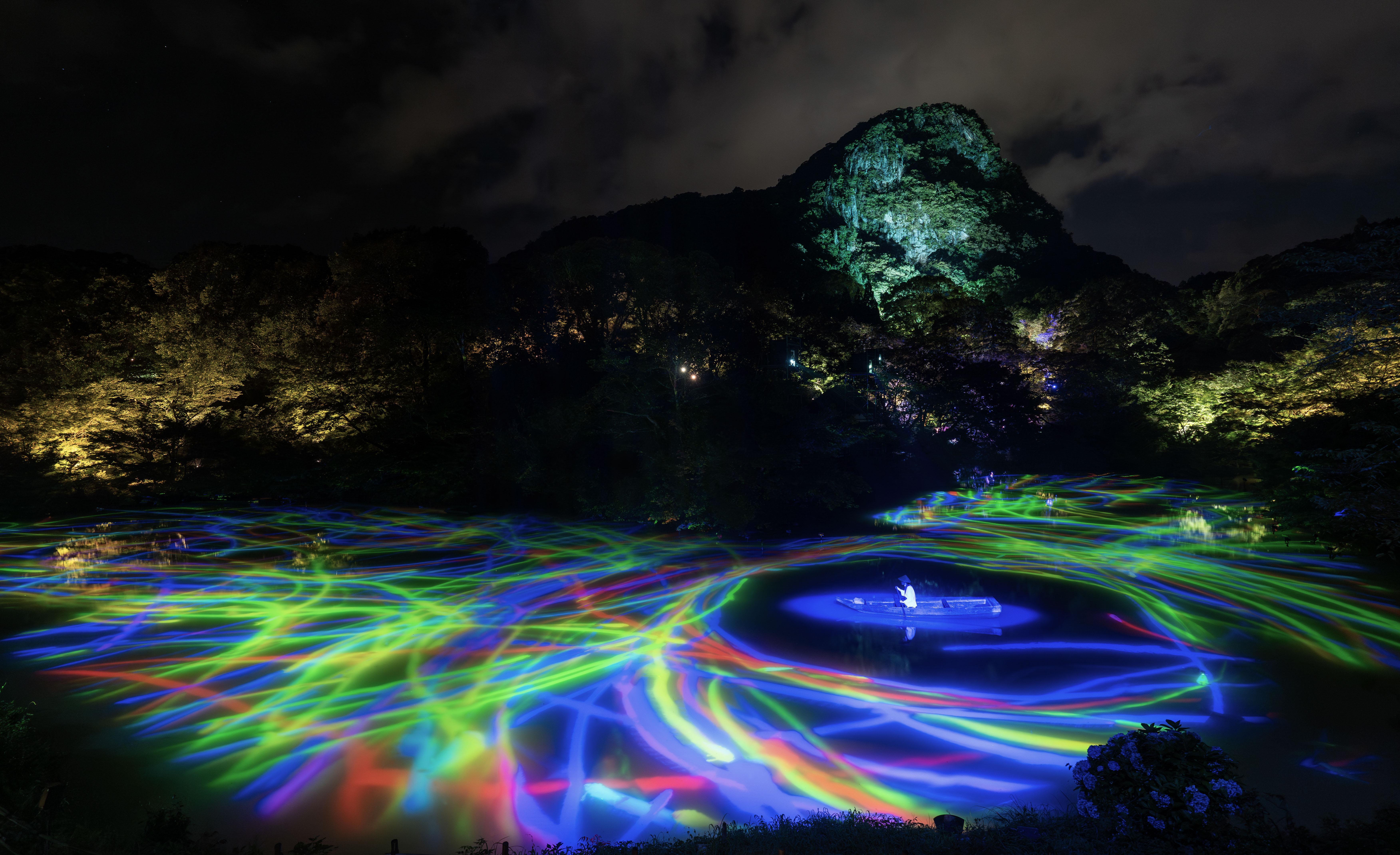 小舟と共に踊る鯉によって描かれる水面のドローイング / Drawing on the Water Surface Created by the  Dance of Koi and Boats – Mifuneyama Rakuen Pond | teamLab / チームラボ