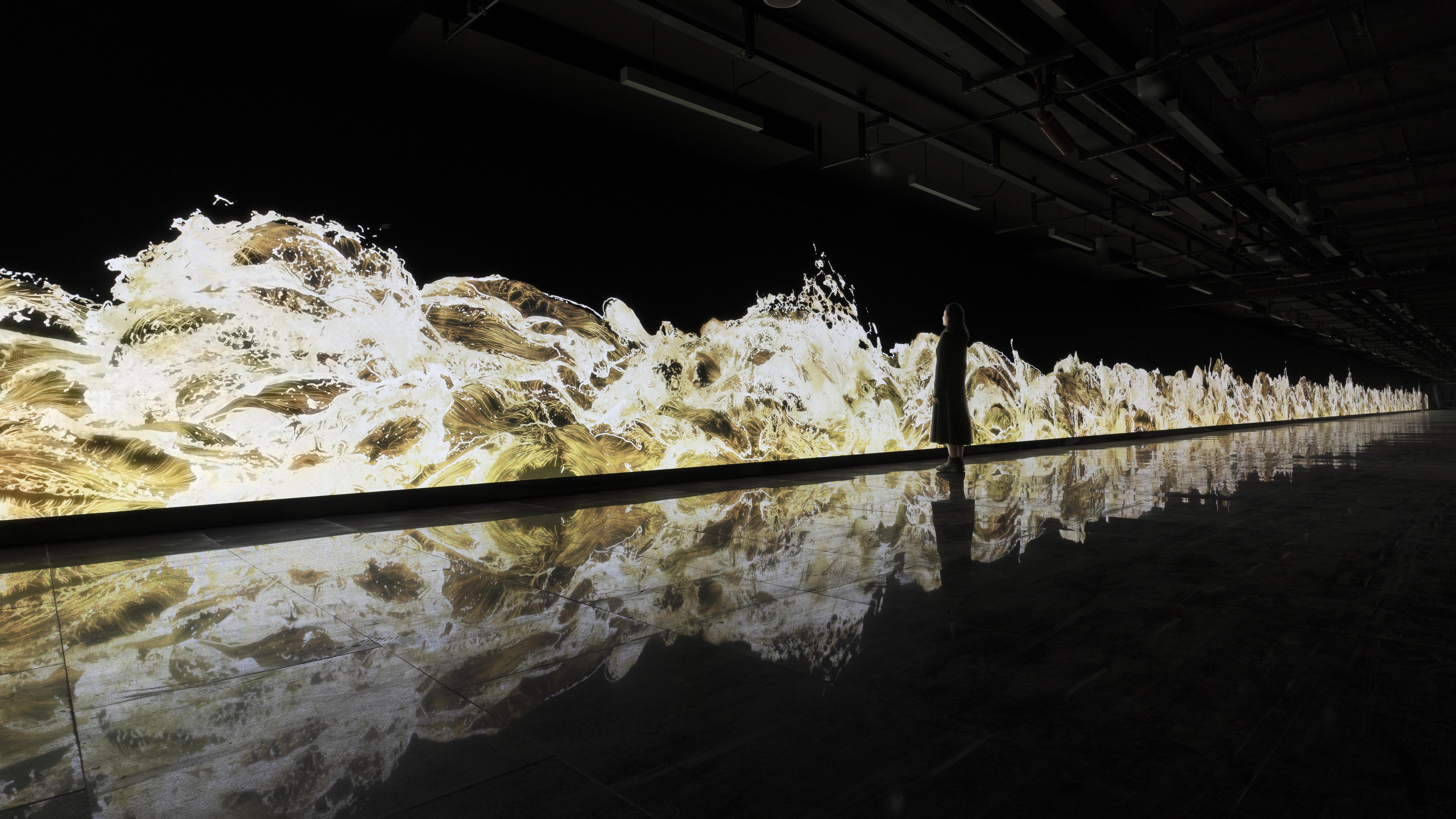 滝と人々が生む渦 | teamLab / チームラボ 滝と人々が生む渦 | teamLab / チームラボ
