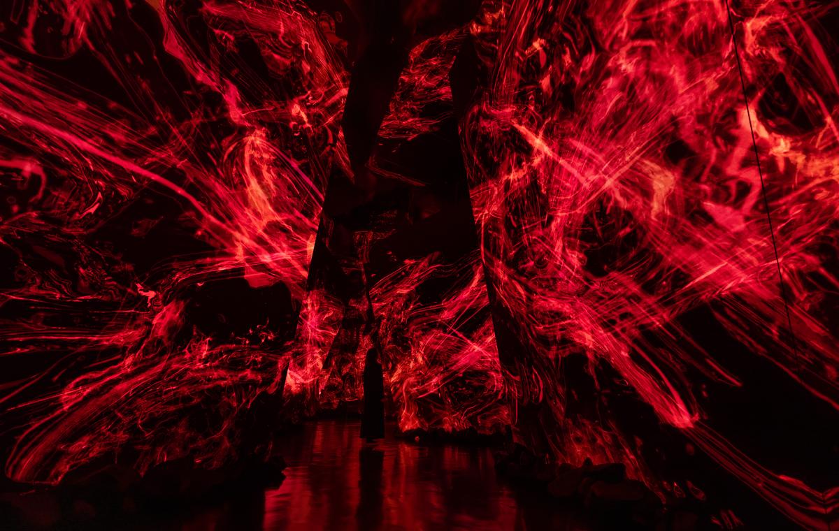 Reversible Rotation: Born in the Darkness, Return to the Darkness | teamLab