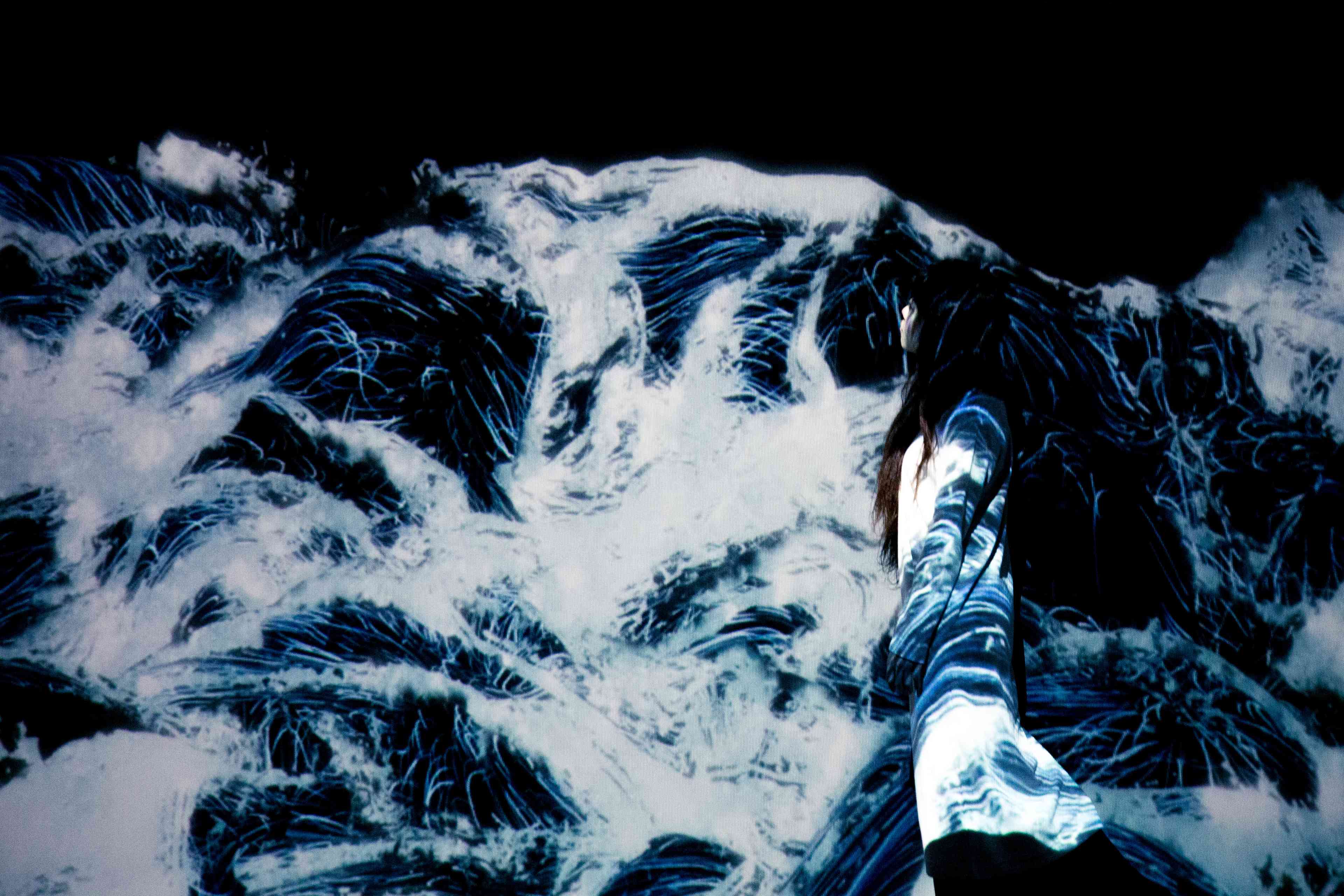 Black Waves | teamLab