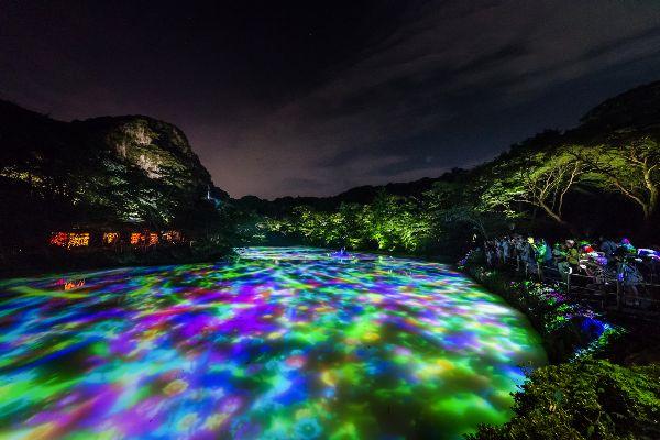小舟と共に踊る鯉によって描かれる水面のドローイングと蓮の花 小舟と共に踊る鯉によって描かれる水面のドローイングと蓮の花