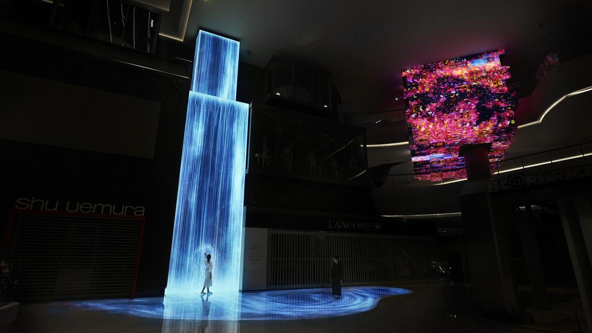 滝と人々が生む渦 | teamLab / チームラボ 滝と人々が生む渦 | teamLab / チームラボ